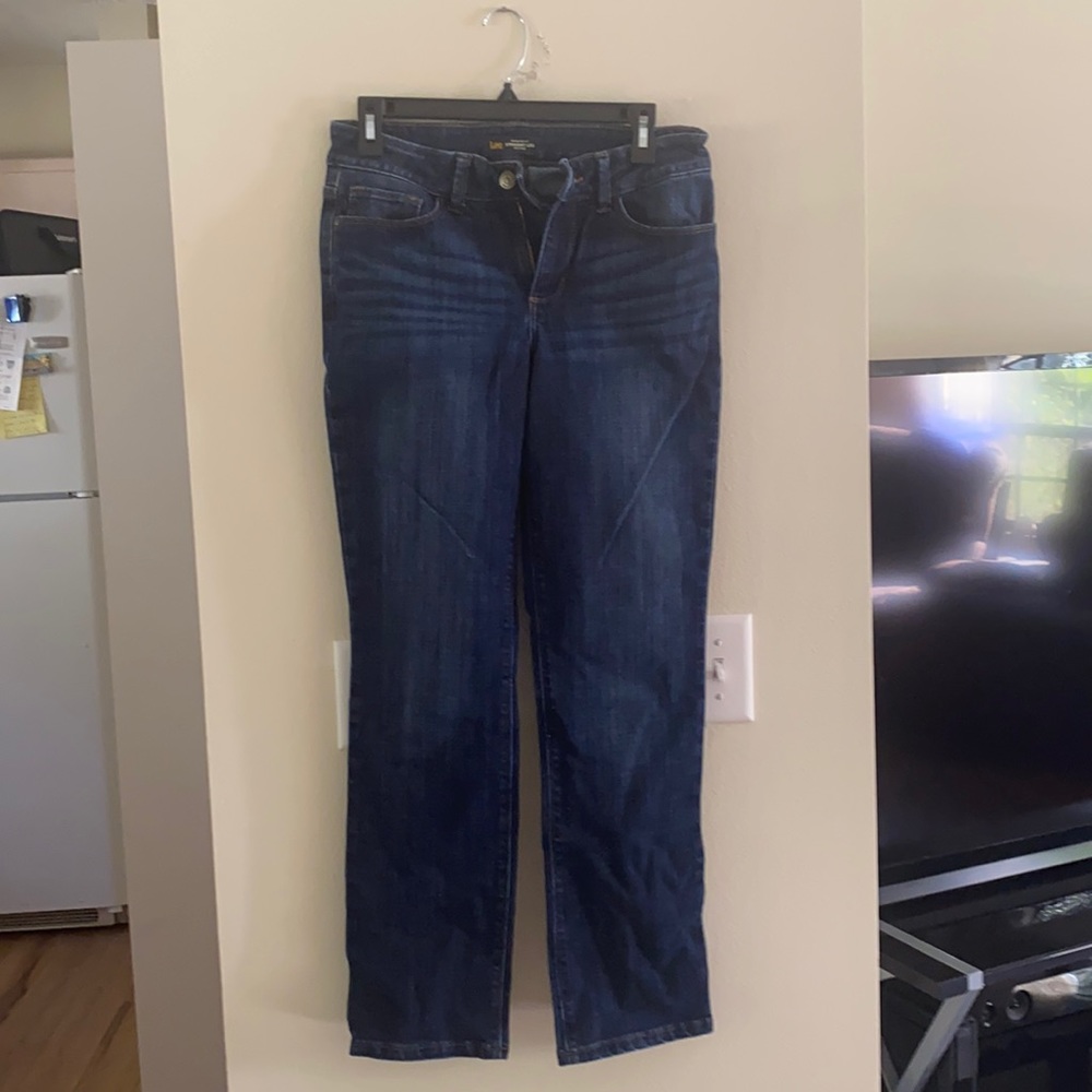 Lee. Reg fit. Straight leg. Mid rise. Secretly shaped. Jeans.